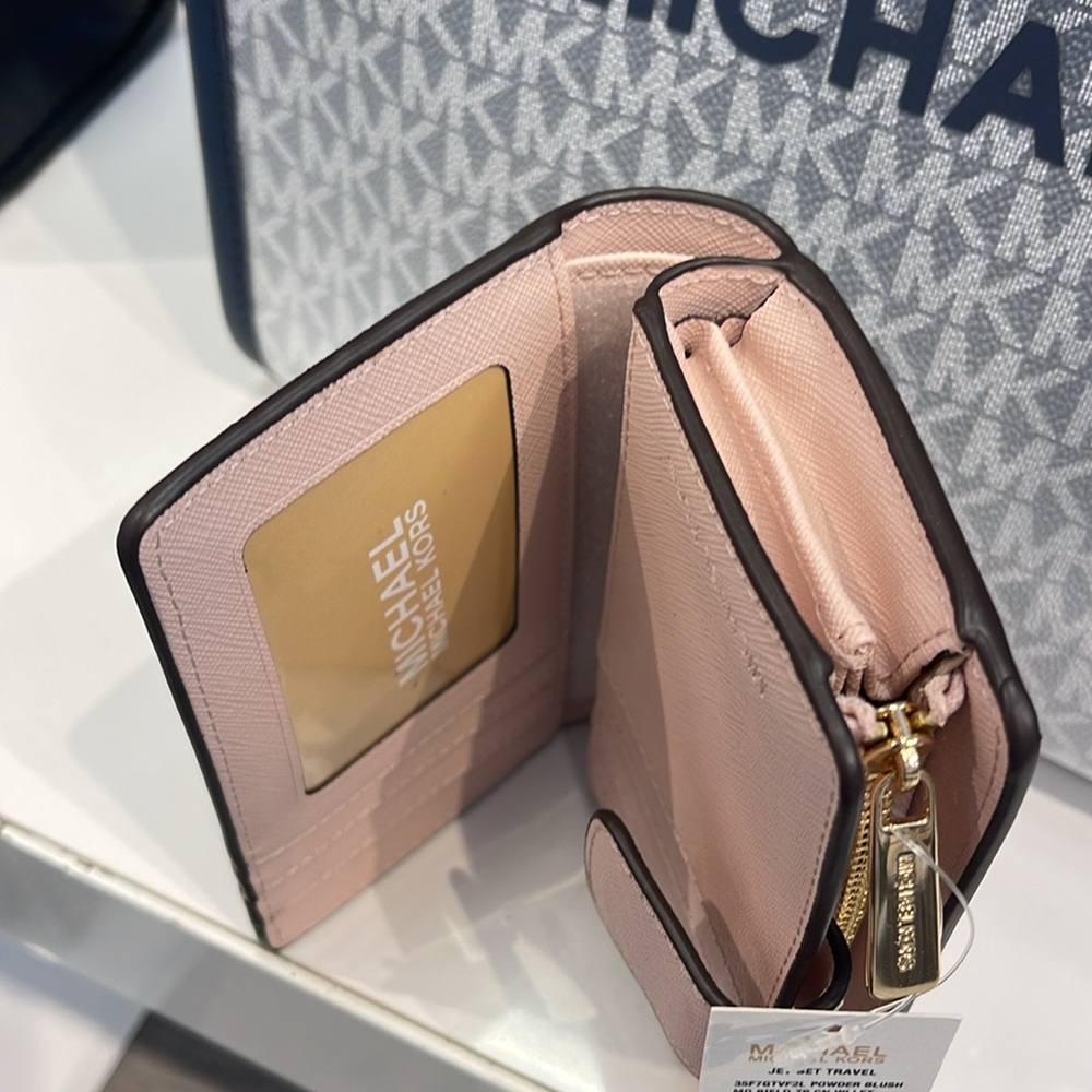 Michael Kors Medium Saffiano Leather Wallet
Powder Blush
NWT - Picture 7 of 16